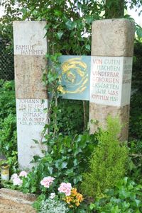 Grabstein aus Odenwaldquarz mit einem Glasornamet